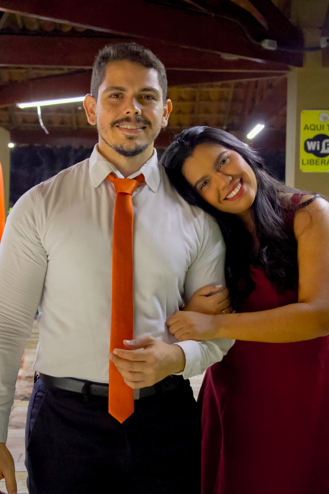 O casal abraçado no salão