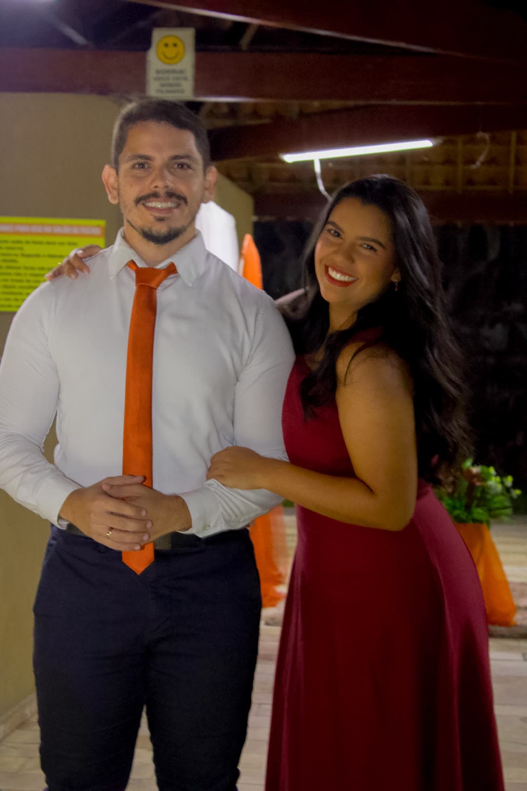 O casal de braços dados sorrindo