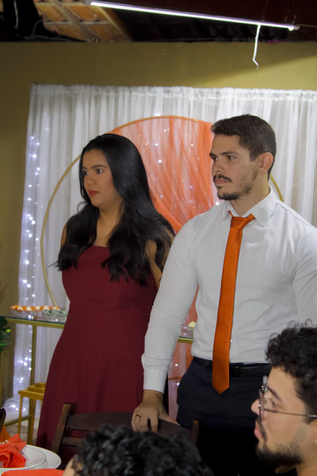 O casal durante a celebração do noivado