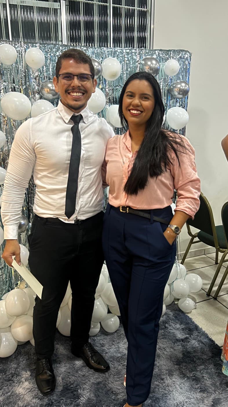O casal sorrindo em um evento