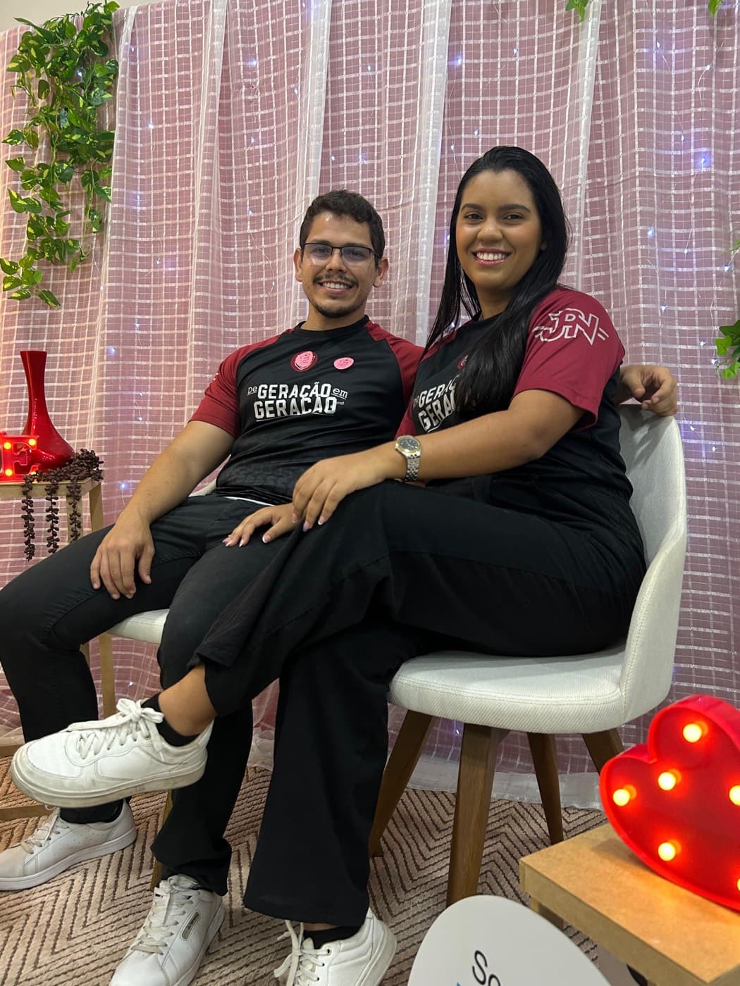 O casal sentado em um ensaio