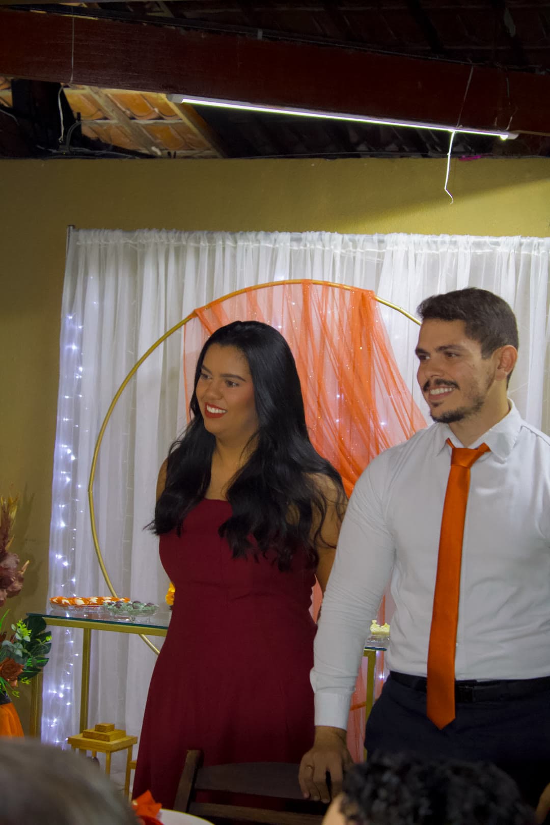 O casal diante da mesa de doces