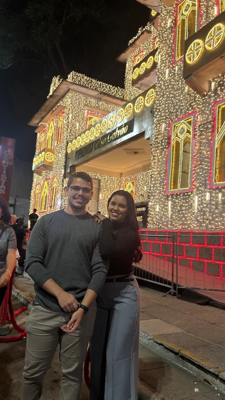 O casal à noite sob luzes de festa