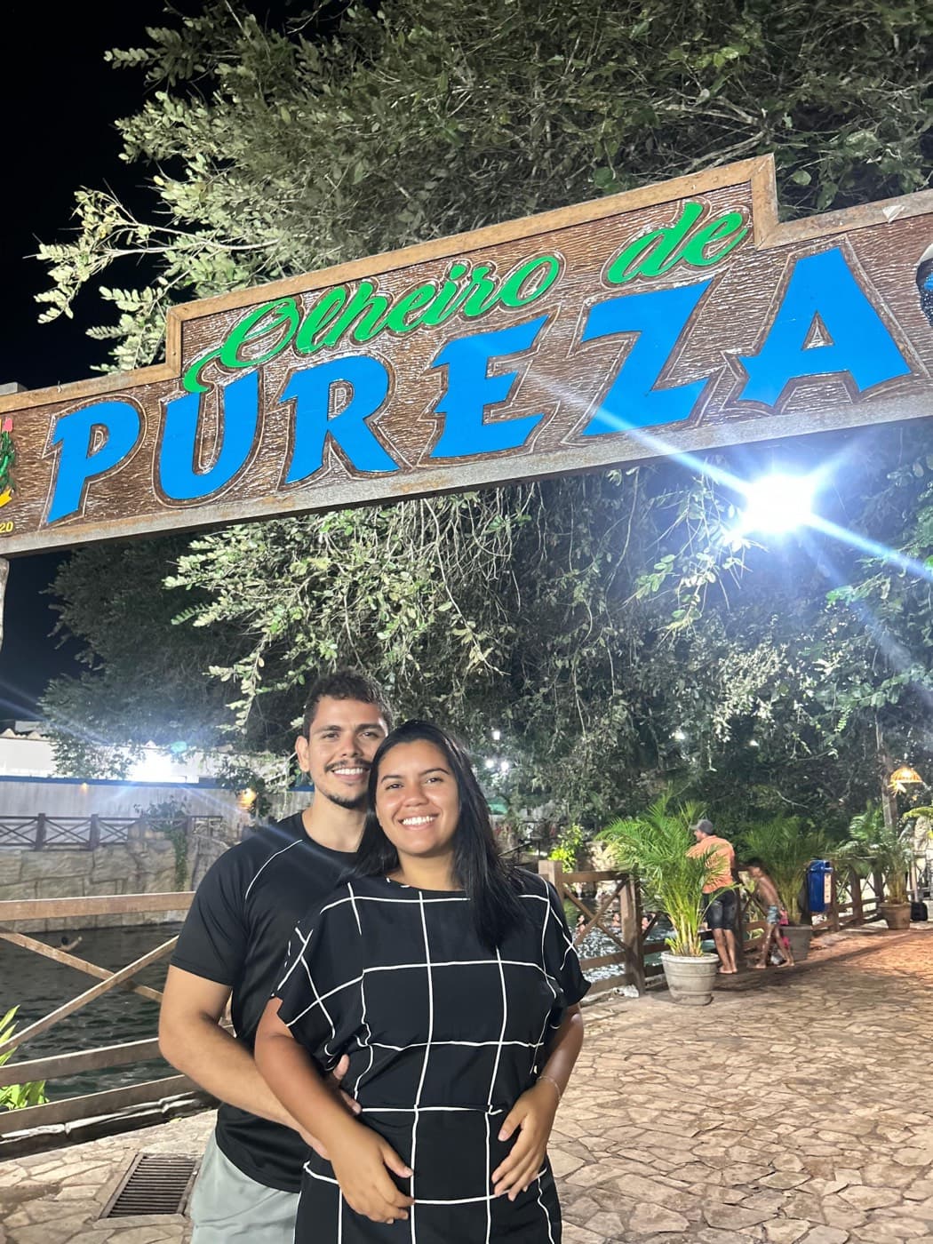 O casal abraçado à noite