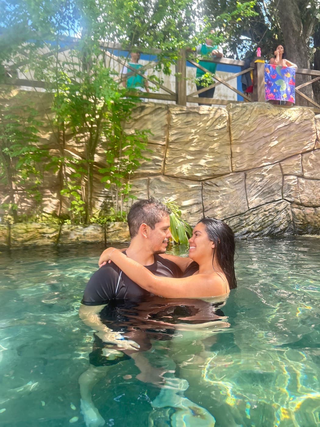O casal abraçado
